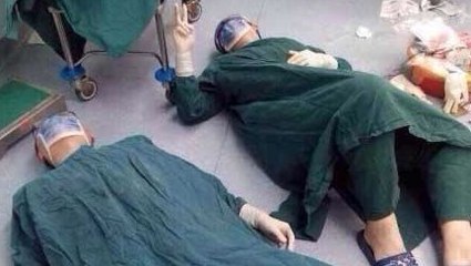 Ärzte brechen nach OP in chinesischem Krankenhaus zusammen