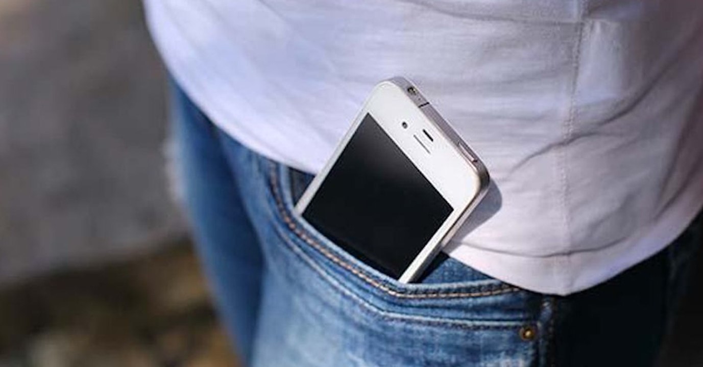 Handy in der Hosentasche: So gefährlich ist es für die weibliche Fruchtbarkeit