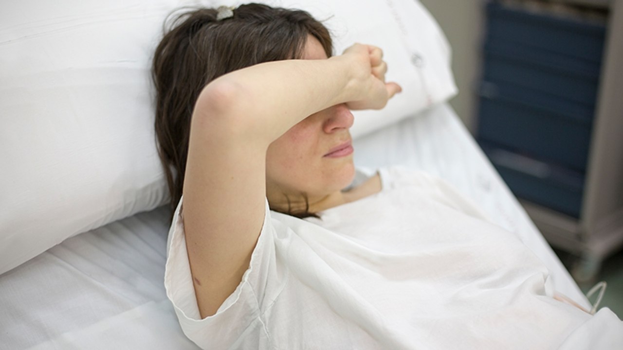 Frau muss zum Notarzt nach einem drei Stunden langen Höhepunkt