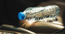Gefährliche Angewohnheit: Deshalb solltest du nie eine Plastikflasche im Auto liegen lassen