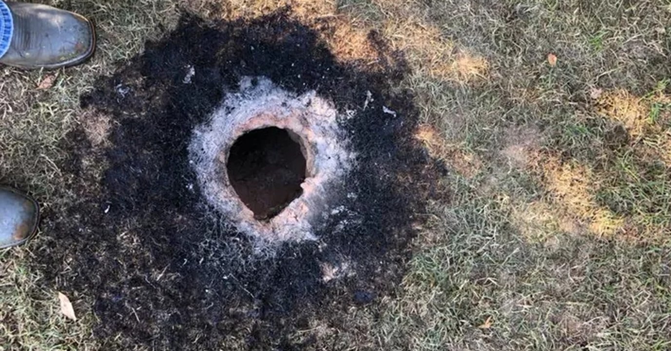 Rätselhaftes Loch im Boden: Was da plötzlich hervorkommt, jagt allen Angst ein!