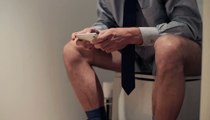 Nicht zum Pinkeln: Männer verbringen 7 Stunden pro Jahr auf dem Klo