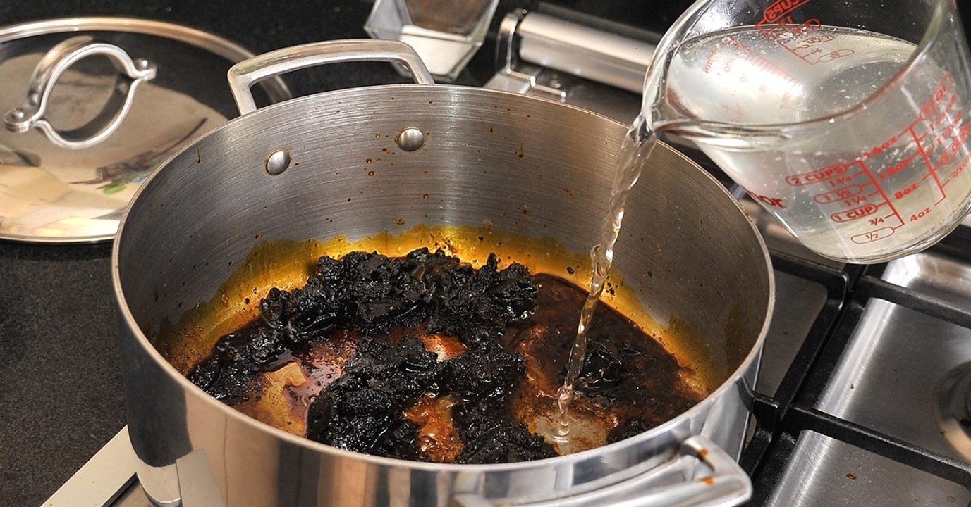 Ohne kratzbürste: mit kleinen haushaltstricks wirst du angebrannte rückstände ruckzuck los