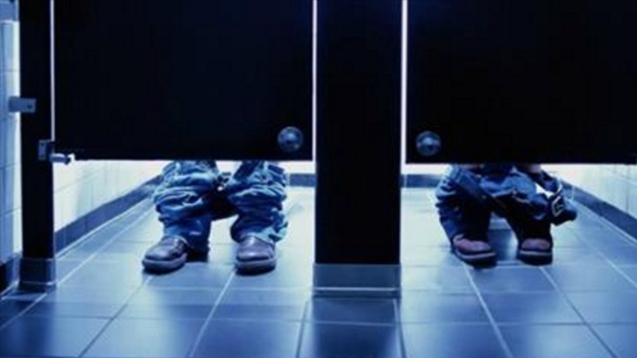 Aus diesem verrückten Grund reichen Toilettentüren nie bis zum Fußboden