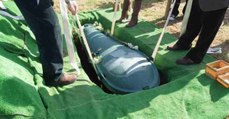 Alter Geizhals will mit all seinem Geld begraben werden: So rächt sich seine Frau bei seiner Beerdigung!