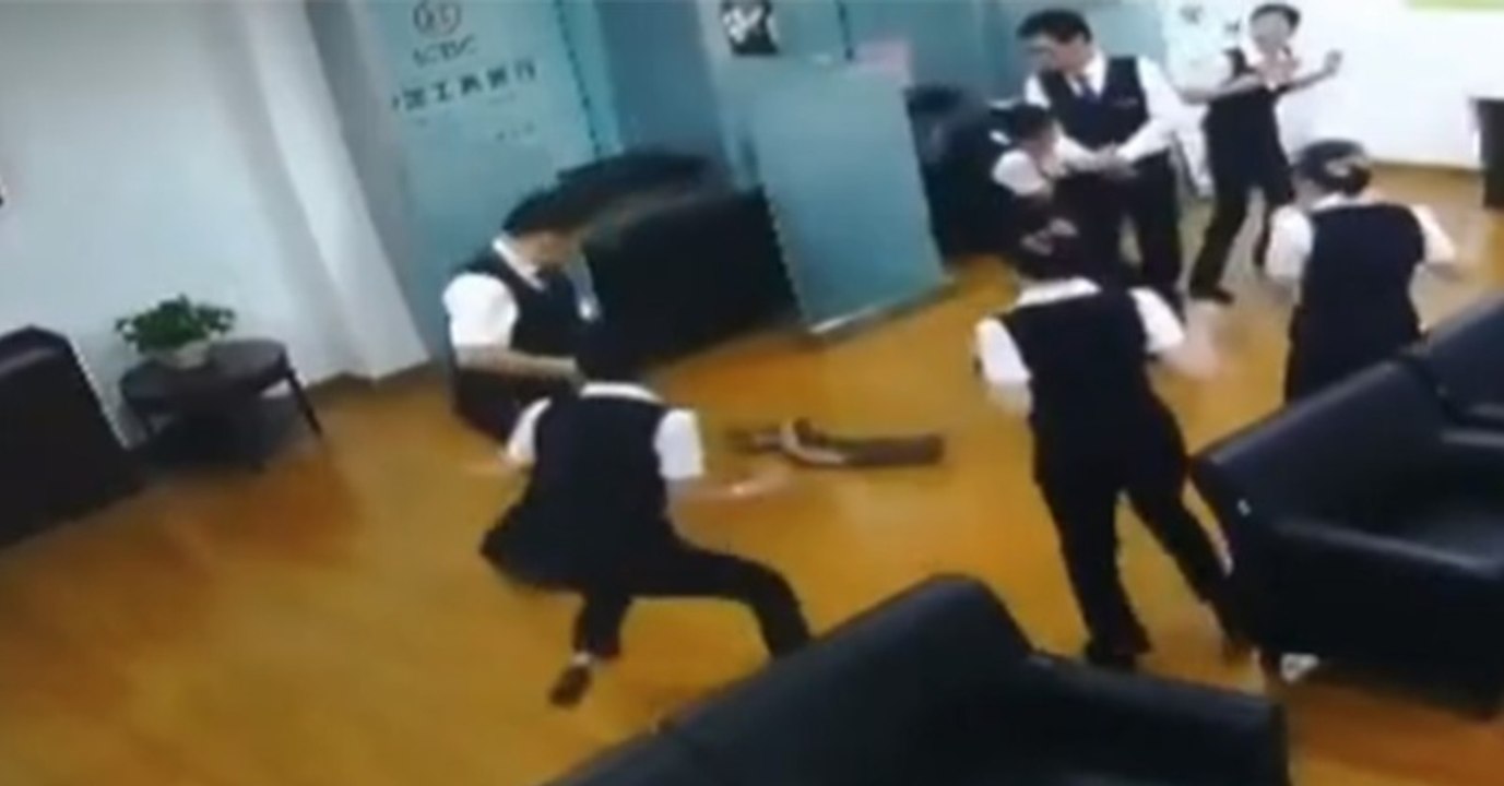 Python bricht mitten in der Versammlung aus der Decke und löst Panik aus