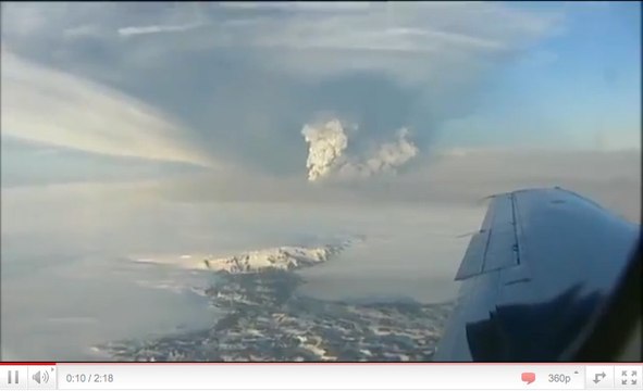 L'éruption du volcan islandais Grimsvötn vue du ciel