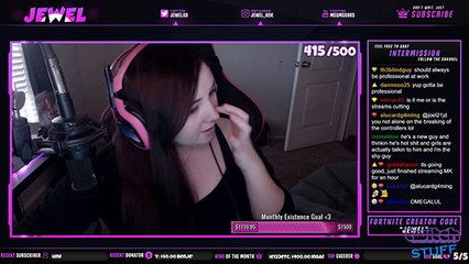 Sa copine lui dit qu'il est timide, il pète un plomb en plein stream et lui prouve le contraire