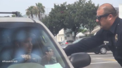 Ce policier distribue de drôles d'amendes aux conducteurs. Vous voudriez sans doute être à leur place