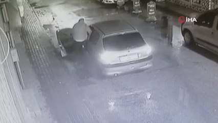 Otomobili ile sokak üzerindeki rögar kapaklarını çaldı