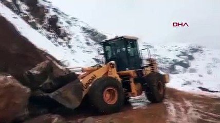 Yamaçtan düşen kayalar nedeniyle mahalle yolu ulaşıma kapandı