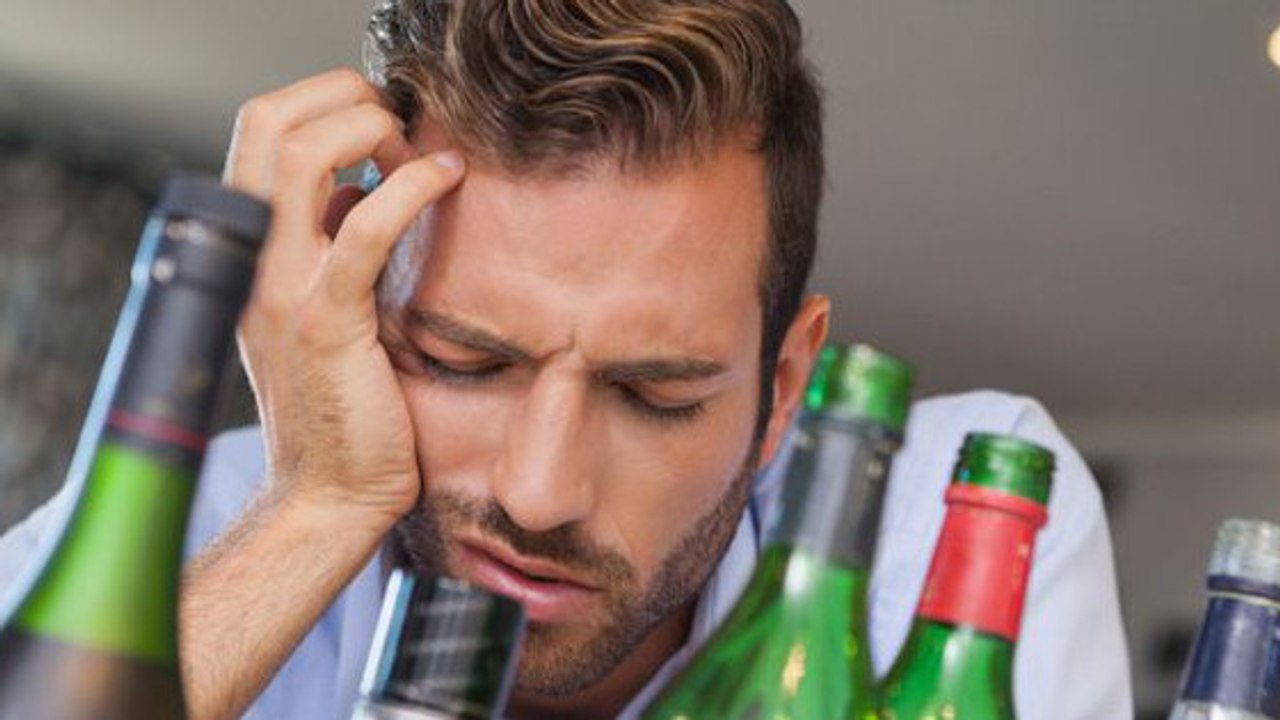 Kein normaler Kater: Diese chronische Krankheit wird durch Alkohol ausgelöst