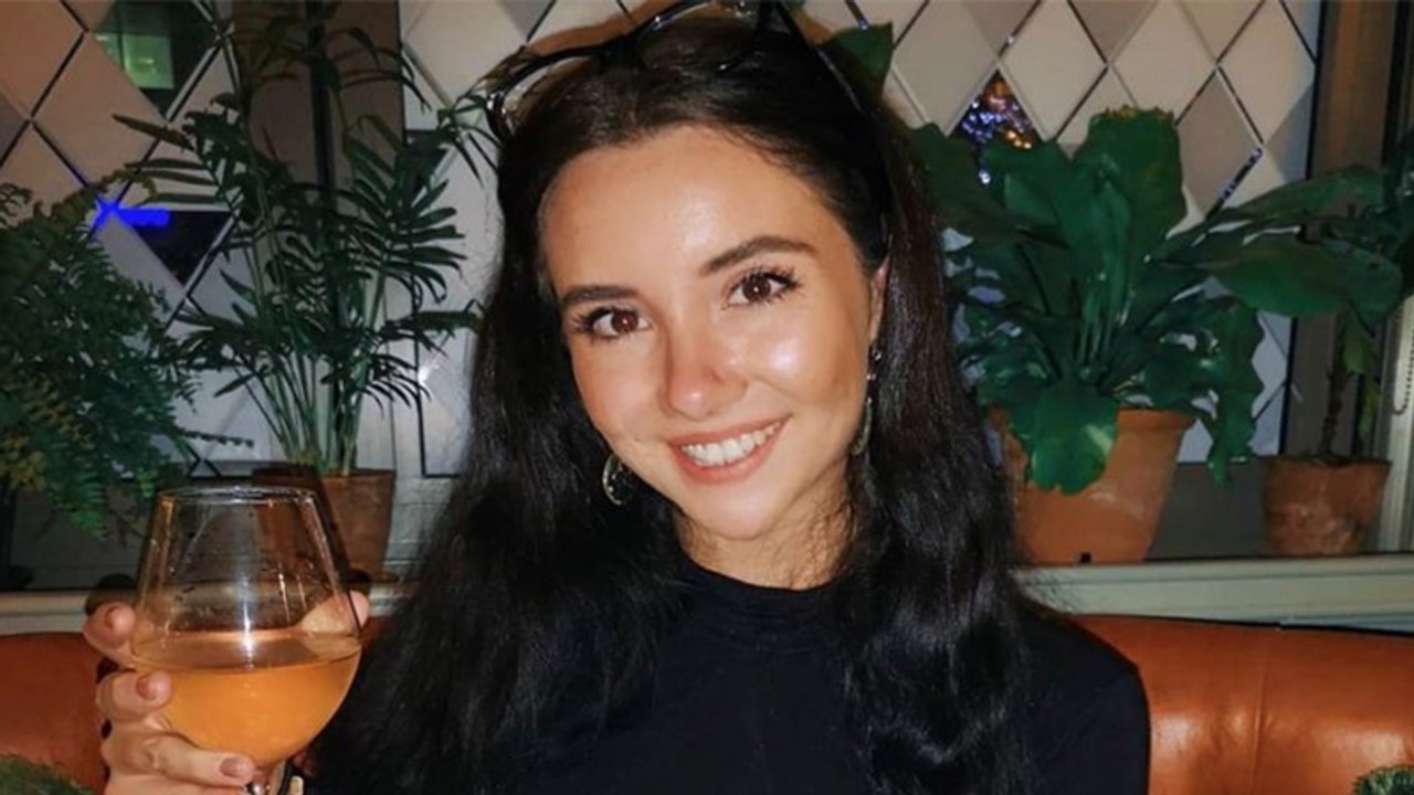 Junge Frau streichelt Katze im Urlaub: Kurz danach sitzt sie im Rollstuhl