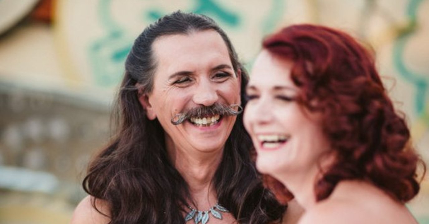 Braut traut ihren Augen nicht: Auf ihrer Hochzeit trägt noch jemand ihr Kleid