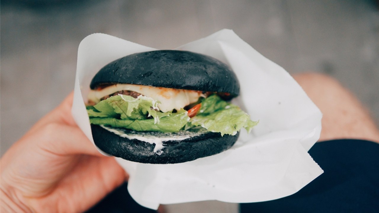 Black Food: Diese Gefahr steckt hinter dem entschlackenden Ernährungs-Trend