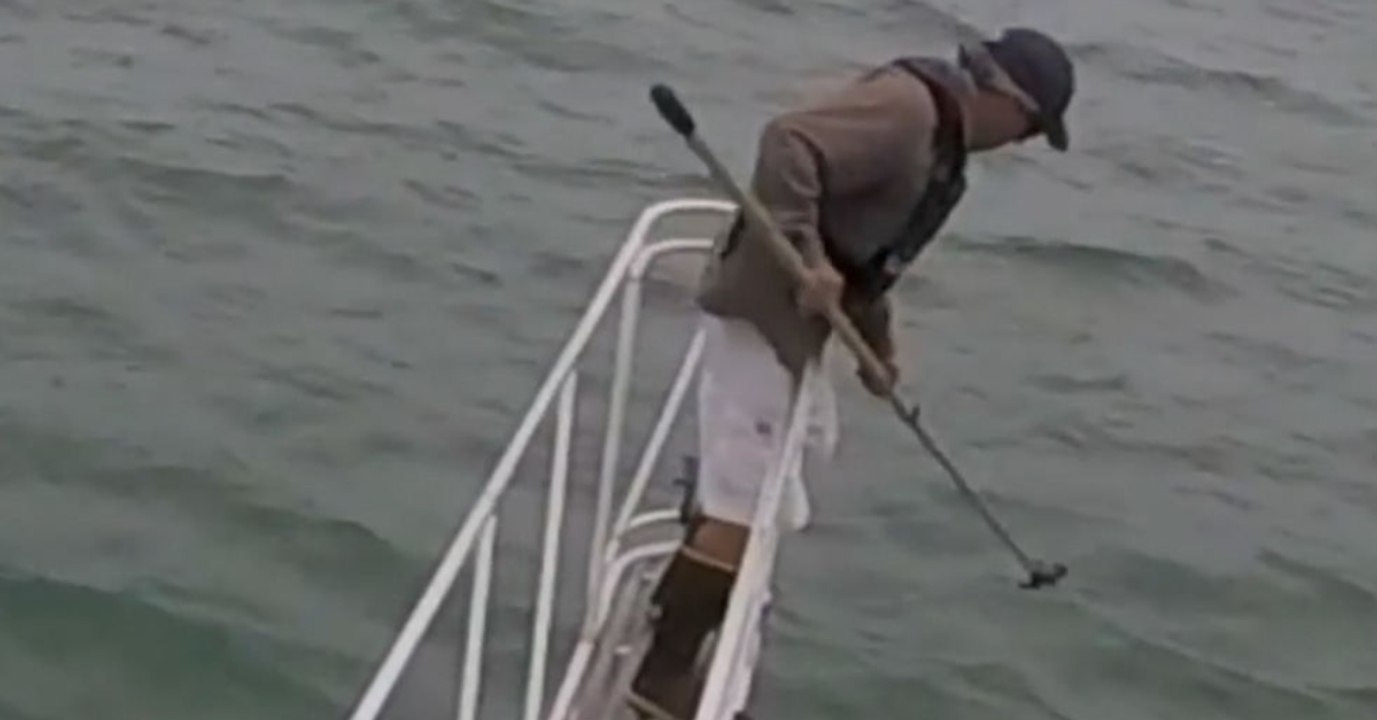 Beim Angeln hängt auf einmal dieses furchterregende Geschöpf aus 700 Metern Tiefe am Haken