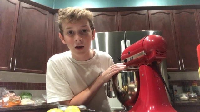 Twitch : ce jeune streameur met la main dans son mixeur pour faire plaisir à un de ses 2 viewers (VIDÉO)