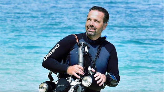 In Wal-Maul gefangen: Österreicher macht spektakuläre Fotos von deutschem Taucher!