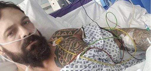 Nach strenger Eiweiß-Diät: Bodybuilder hat plötzlich einen verdrehten Darm!