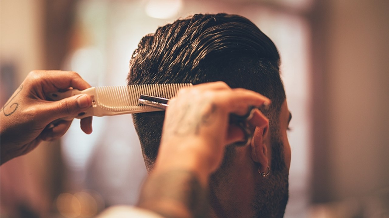Nach Haarschnitt zum Liebesspiel: Friseur verteilt Geschenk mit fatalem Fehler!