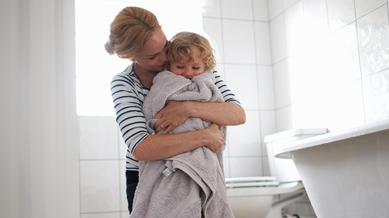 Furchteinflößende Überraschung: Als diese Frau ihre Tochter von der Toilette hebt, hat sie schreckliche Angst