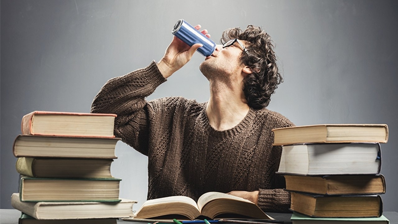 Lehrer trinkt täglich 6 Dosen von diesem Getränk, jetzt löst sich seine Zunge auf