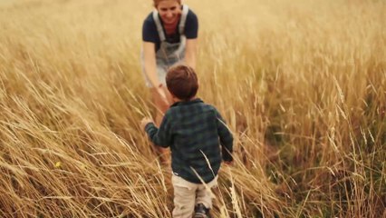 Mutter spürt einen Knoten, als sie ihr Kind umarmt: Dann reagiert sie genau richtig