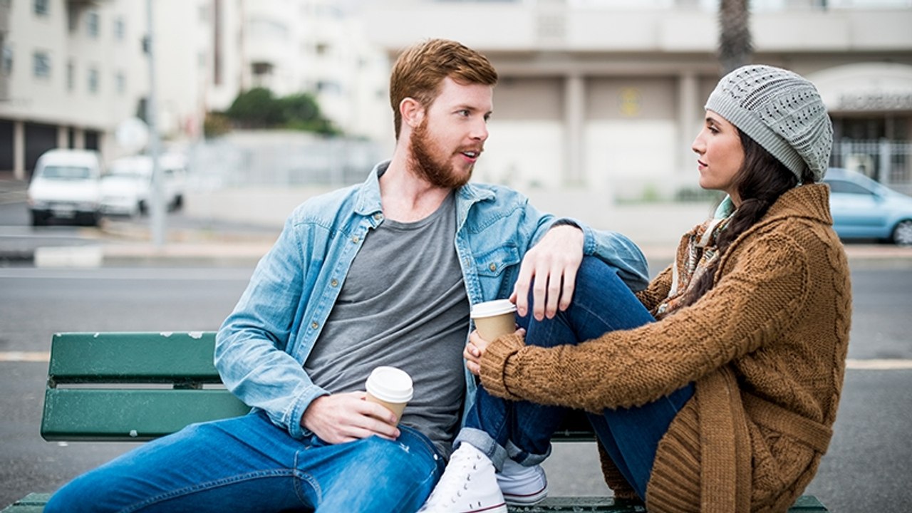 Benching: Warum es von Vorteil sein kann, von seinem Date 'warmgehalten' zu werden