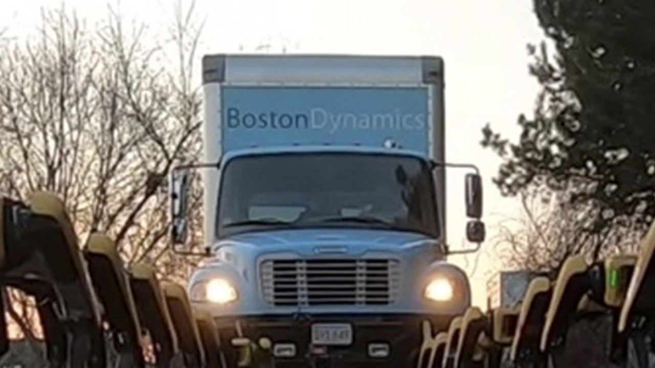 Starke Leistung: Roboter-Hunde ziehen riesigen LKW