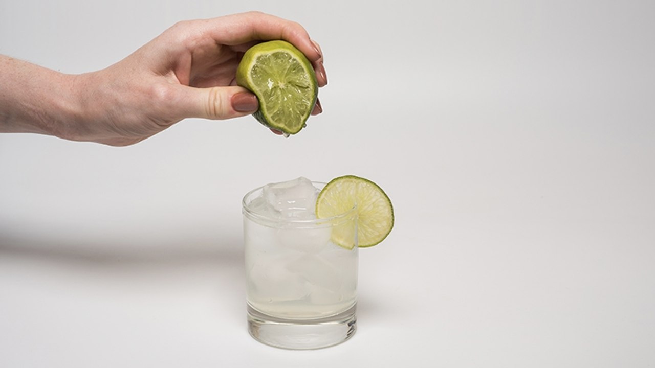 Frau will Cocktails für Familie machen und erkrankt an Wiesengräserdermatitis