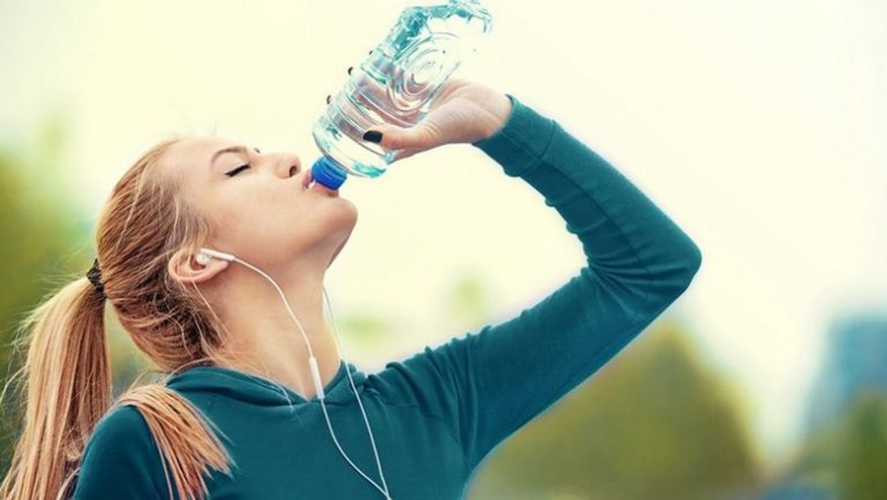 Experten warnen: Täglich zwei Liter Wasser zu trinken kann ungesund sein