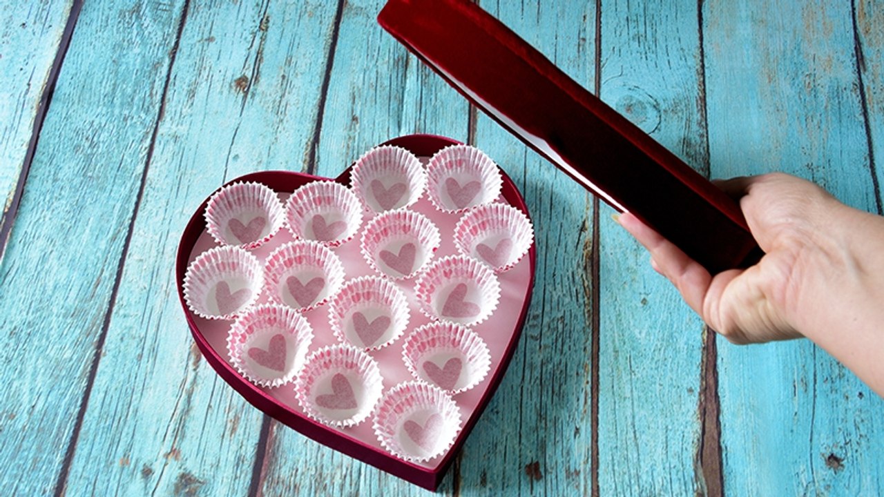 Stichprobenartige Kontrolle: Zollbeamte sind perplex, als sie das in einer Pralinenschachtel entdecken