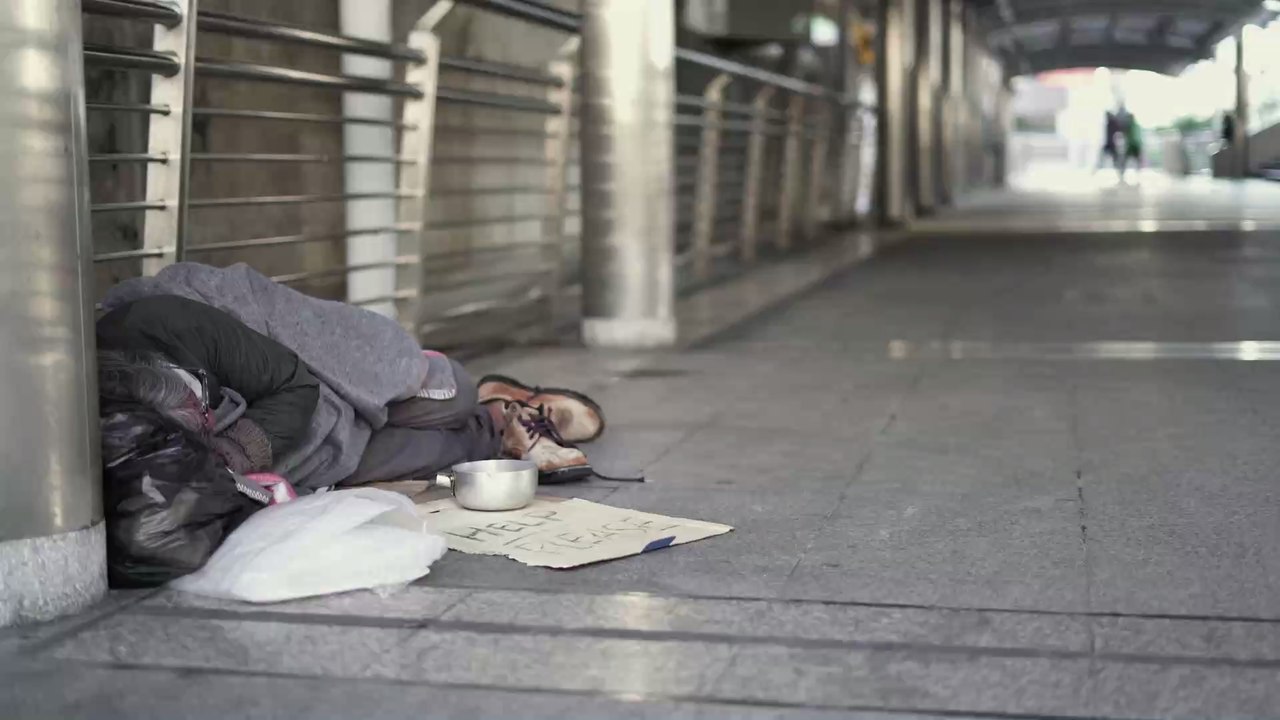 Bettler findet Brieftasche: Dann wendet sich sein Leben um 180 Grad