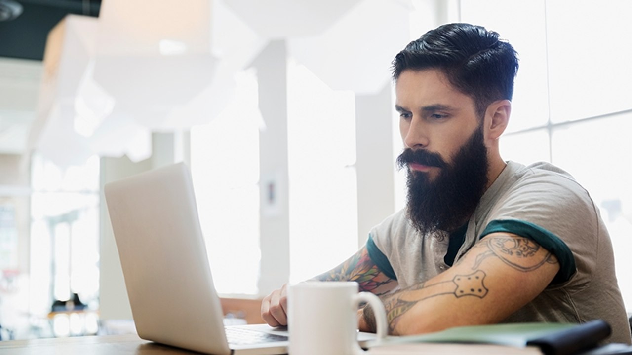 Bizarrer Bartwuchs-Trend führt zu Ohnmacht