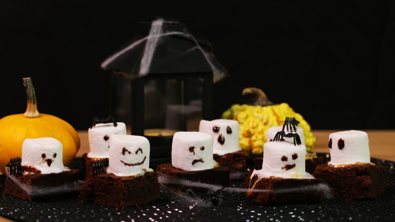 Gruselig köstlich: Mini-Brownies mit Marshmallow-Gespenstern
