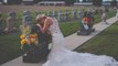 Braut kniet am Tag ihrer Hochzeit vorm Grabstein ihres Bräutigams