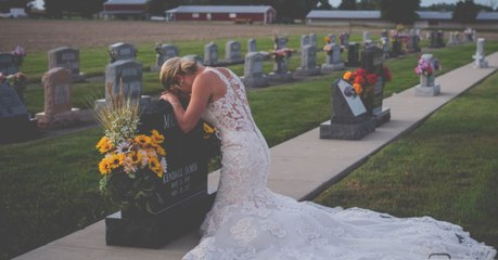 Download Video: Braut kniet am Tag ihrer Hochzeit vorm Grabstein ihres Bräutigams