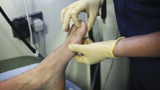 Mann quälen heftige Schmerzen, dann macht er eine Entdeckung in seinem Fuß