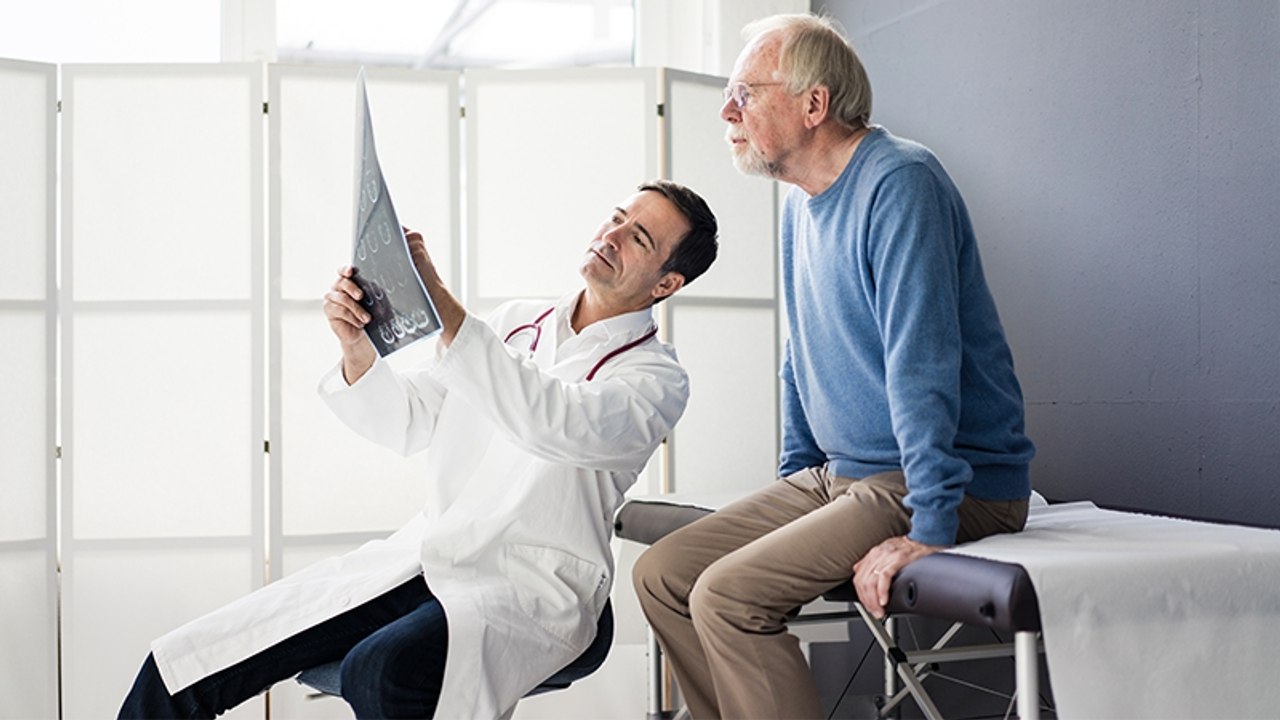 Rentner will sich nicht operieren lassen, doch Arzt trickst ihn aus