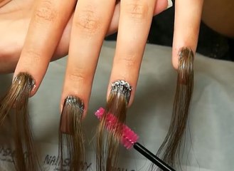 Russland: Sie klebt sich Haare an die Nägel, der Grund macht sprachlos