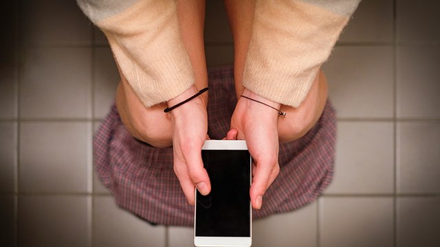 Darum ist es keine gute Idee, mit dem Smartphone aufs Klo zu gehen