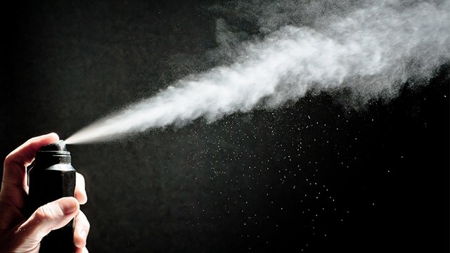 Mann benutzt Deo: Dann explodiert das Hotelzimmer