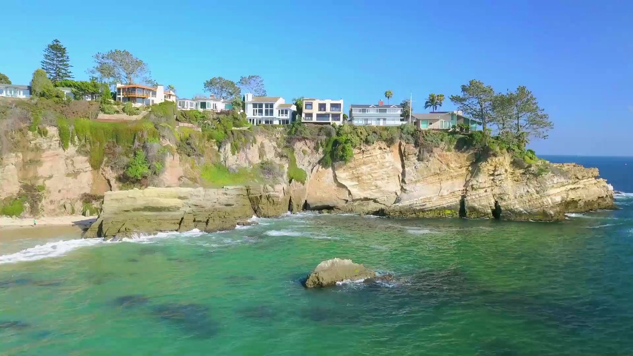 Mädchen will von der Klippe springen, doch dann rutscht sie aus: Ihr Freund reagiert total daneben!