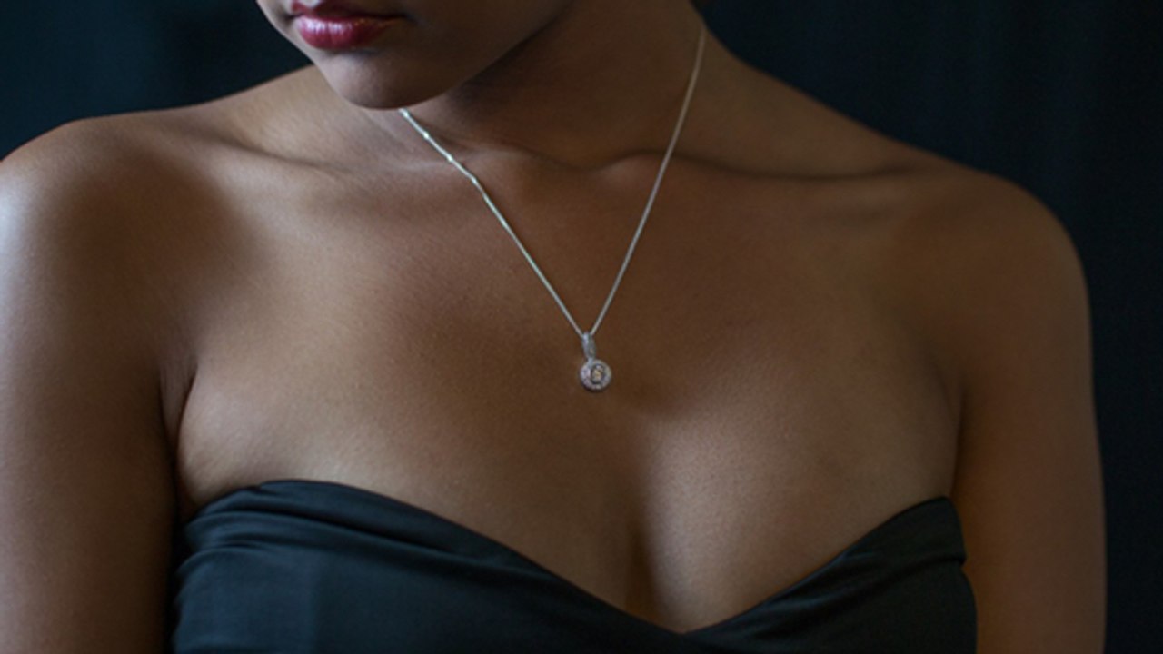 Studie belegt: Sich die Brust zu kneten reduziert Stress