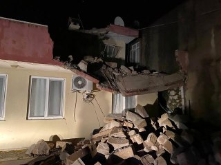 Antalya'da gece yarısı çıkan hortum mahalleyi savaş alanına çevirdi