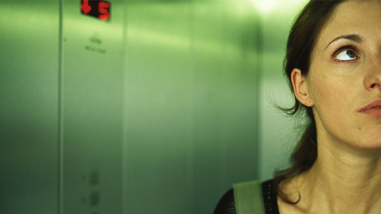 Sie bleibt bei 40 °C im Fahrstuhl stecken: Eine Sache rettet ihr das Leben