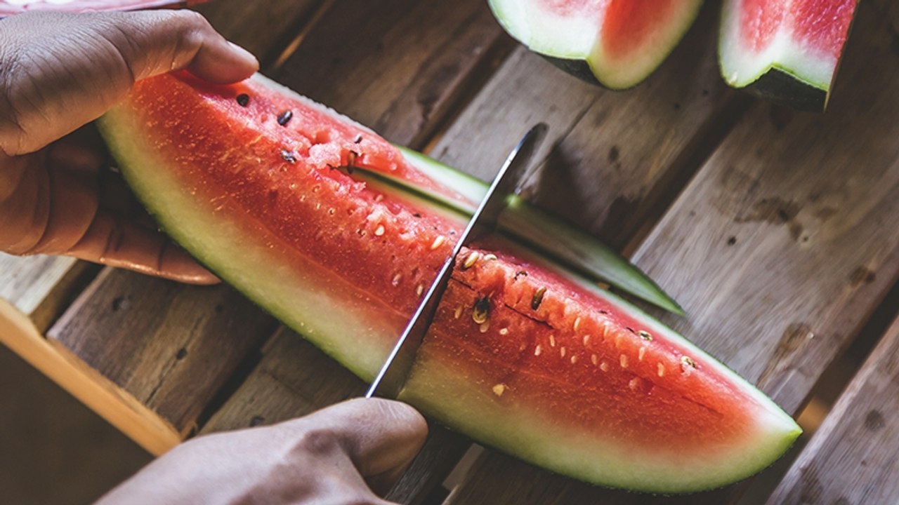 Darum werdet ihr von Wassermelonen mit Rissen im Fruchtfleisch krank