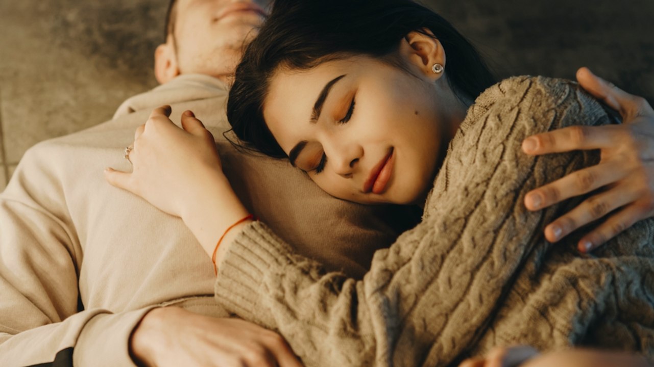 Emotionale Abhängigkeit: Diese Sternzeichen suchen viel Nähe in der Liebe