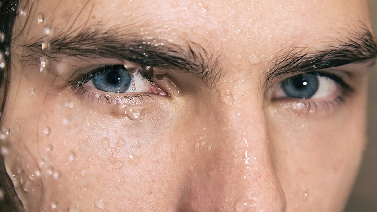 Junger Mann duscht mit Kontaktlinsen: Mit den Folgen hat er nicht gerechnet