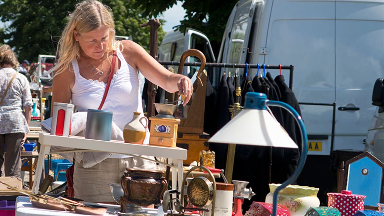 Frau macht Fund auf Flohmarkt: Erst Zuhause erkennt sie die Gefahr für ihre Gesundheit